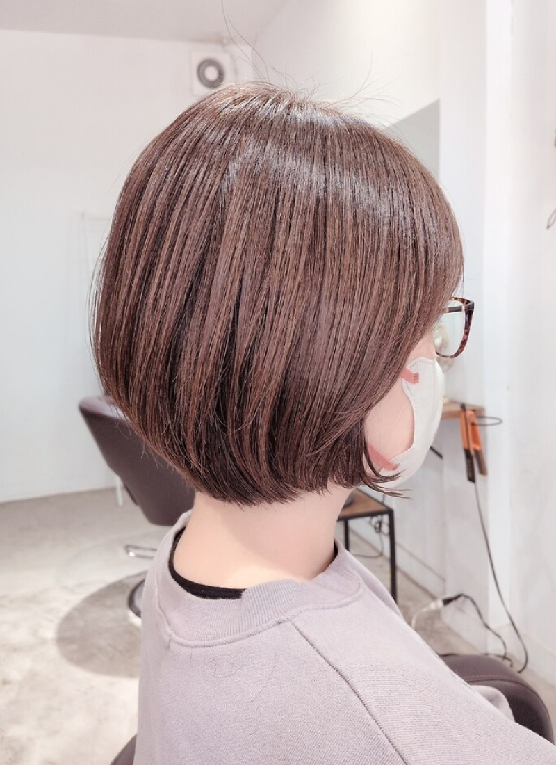 ピンクブラウンのショートボブ（後ろ姿）