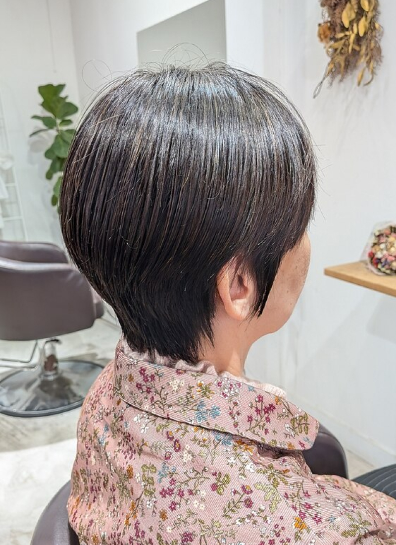 黒髪のショートヘア（後ろ姿）