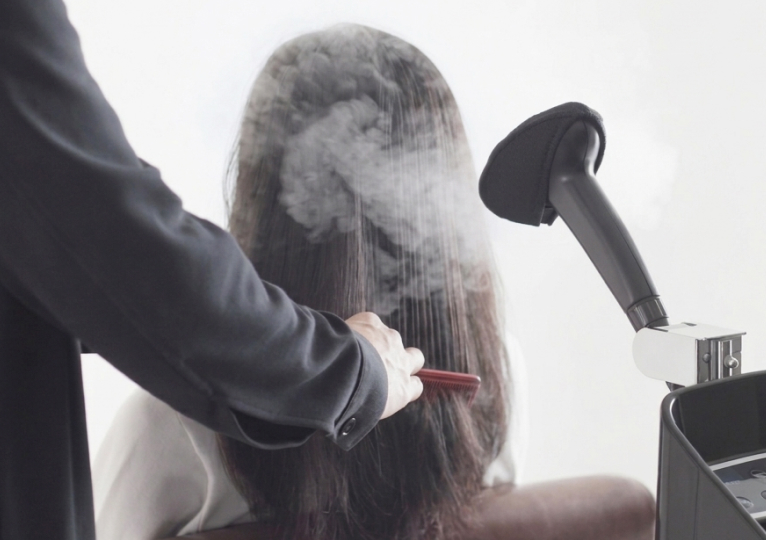 スチーマーを使用した髪質改善トリートメントの施術風景